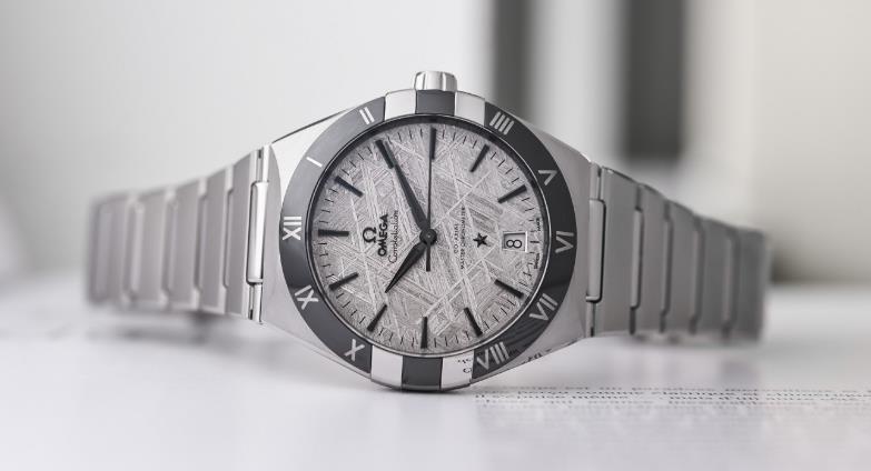 解开雪花之谜：应对欧米茄手表机芯的异响